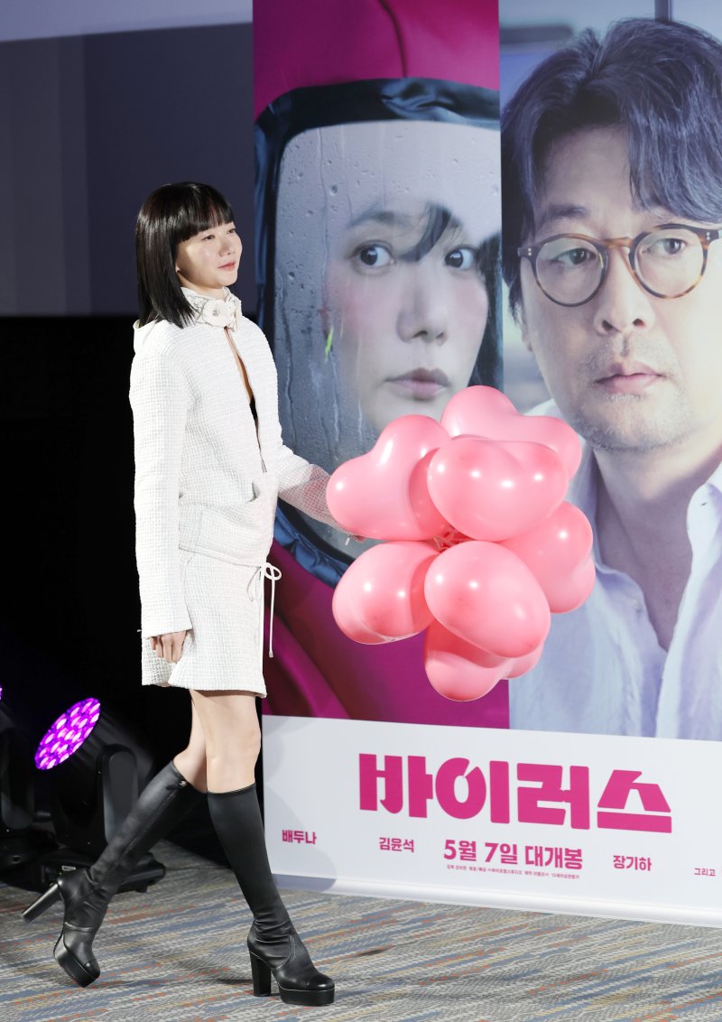 배우 배두나가 16일 오전 서울 강남구 삼성동 메가박스 코엑스점에서 열린 영화 '바이러스'(감독 강이관) 제작보고회에 참석해 포즈를 취하고 있다.ⓒ News1 권현진 기자