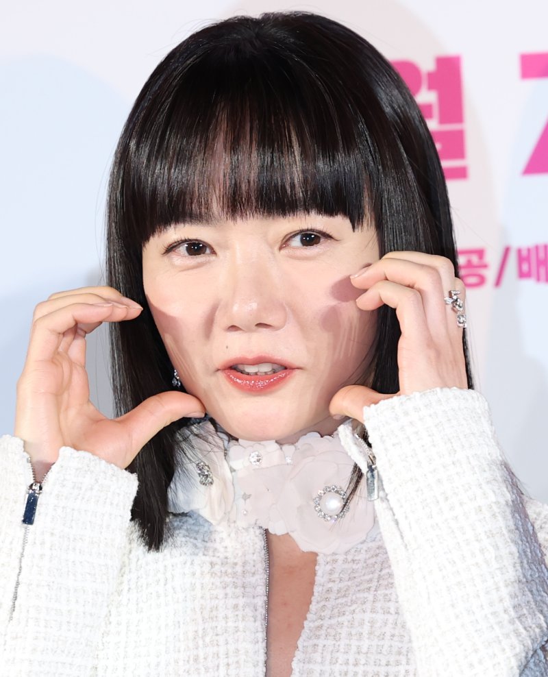 배우 배두나가 16일 오전 서울 강남구 삼성동 메가박스 코엑스점에서 열린 영화 '바이러스'(감독 강이관) 제작보고회에 참석해 볼 하트를 그리고 있다. ⓒ News1 권현진 기자