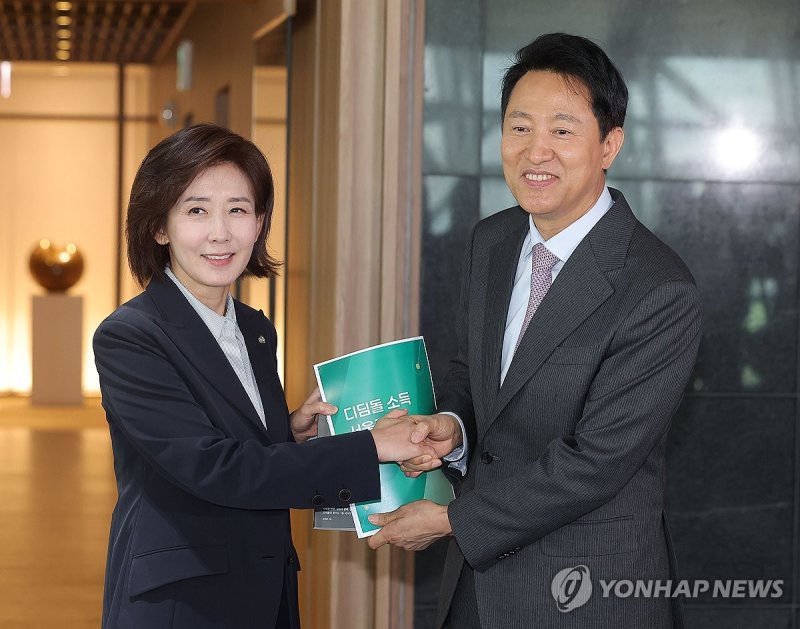 악수하는 나경원 의원-오세훈 시장 (출처=연합뉴스)