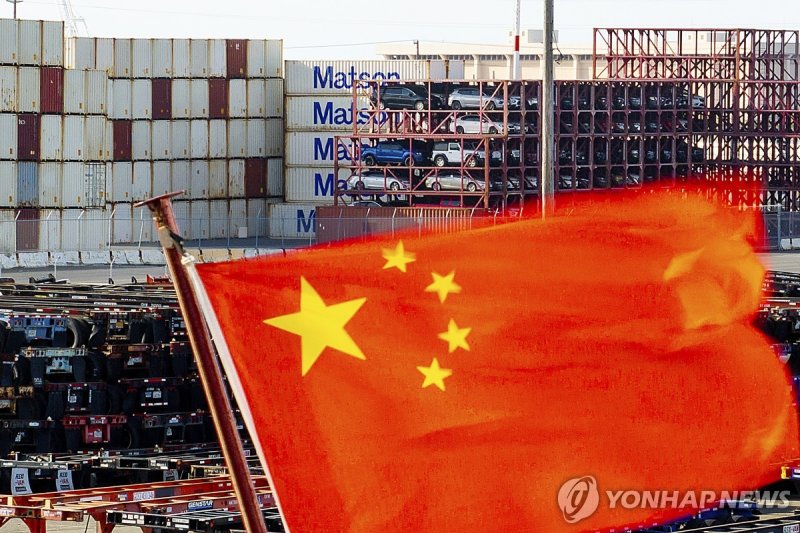 미국 오클랜드항에서 펄럭이는 중국 오성홍기. (출처=연합뉴스)