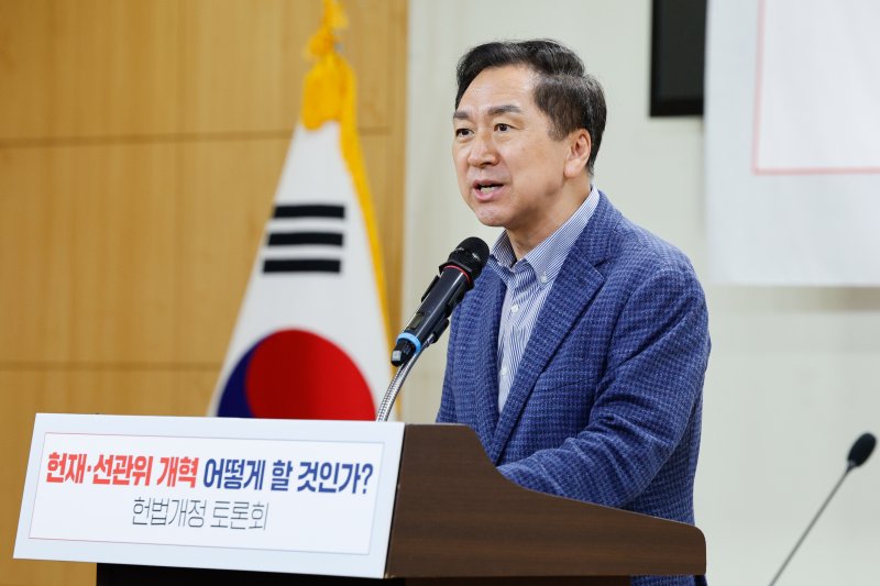 바카라 용어 국민의힘 의원이 지난 4월 16일 서울 여의도 국회의원회관에서 열린 '헌재·선관위 개혁 어떻게 할 것인가? 헌법개정 토론회'에 참석해 축사하고 있다. /사진=뉴스1화상
