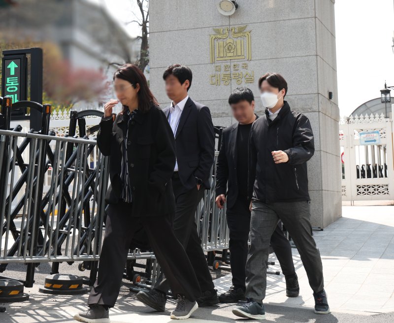 [서울=뉴시스] 조수정 기자 = 대통령실 압수수색을 시도중인 경찰 비상계엄 특별수사단이 16일 서울 용산 대통령실 청사 민원실 출입구를 나오고 있다. 2025.04.16. chocrystal@newsis.com
