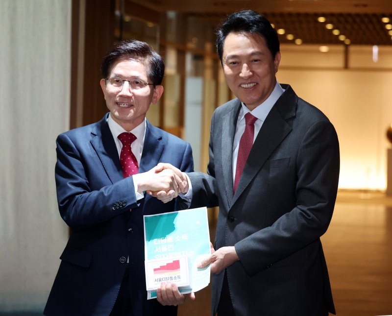 [서울=뉴시스] 추상철 기자 = 오세훈 서울시장과 국민의힘 소속으로 대선 출마를 선언한 김문수 전 고용노동부 장관이 16일 오전 서울 중구 서울시청에서 조찬 회동을 한 후 기념촬영을 하고 있다. 2025.04.16. scchoo@newsis.com