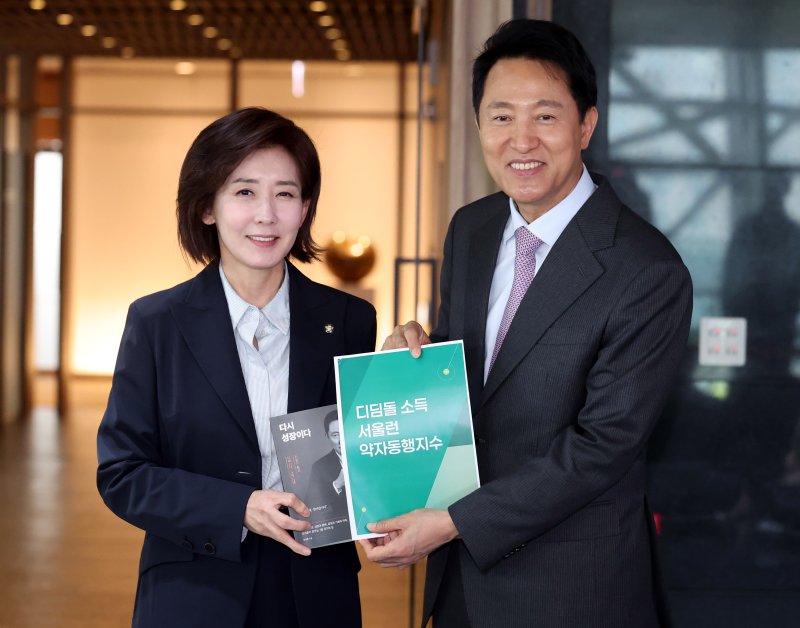 [서울=뉴시스] 추상철 기자 = 오세훈 서울시장과 대선 출마를 선언한 나경원 국민의힘 의원이 16일 오전 서울 중구 서울시청에서 회동을 마친 후 기념촬영을 하고 있다. 2025.04.16. scchoo@newsis.com