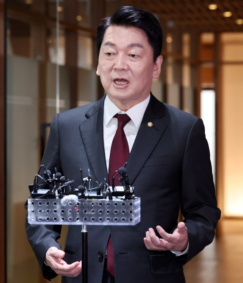 [서울=뉴시스] 추상철 기자 = 대선 출마를 선언한 안철수 국민의힘 의원이 16일 오후 서울 중구 서울시청에서 오세훈 서울시장과 오찬 회동을 마친후 브리핑을 하고 있다. 2025.04.16. scchoo@newsis.com