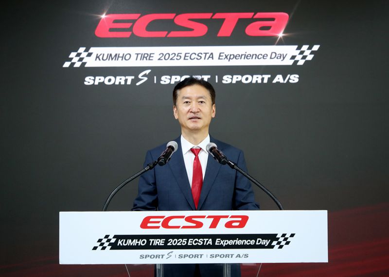 정일택 금호타이어 대표이사가 지난 15일 경기 용인 AMG 스피드웨이에서 열린 '엑스타 익스피리언스 데이'에서 환영사를 하고 있다. 금호타이어 제공