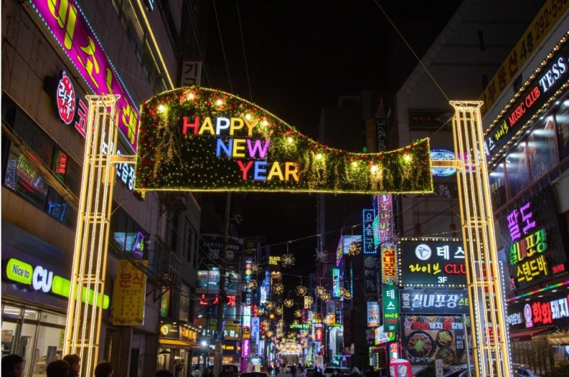 [부산=뉴시스] 부산 사하구 하단상권 빛거리. (사진=사하구청 제공) 2025.02.13. photo@newsis.com *재판매 및 DB 금지