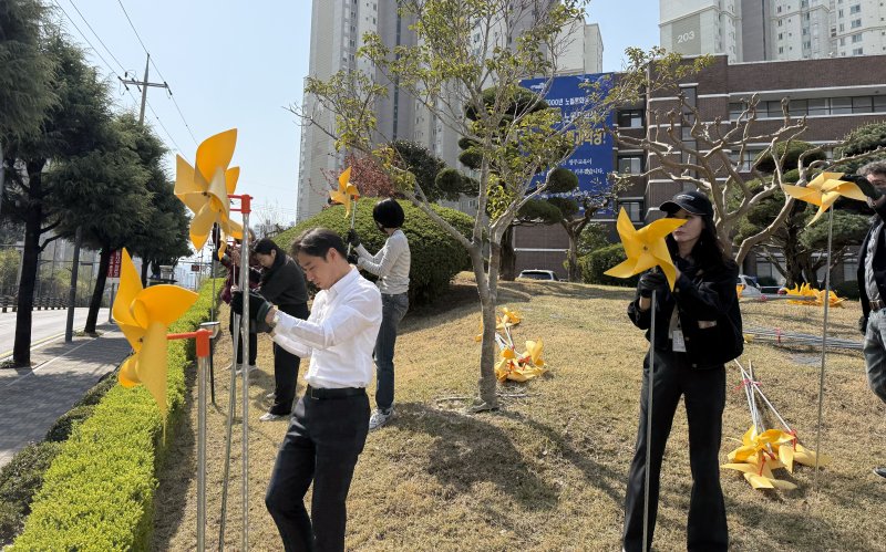 광주교육청 앞마당에 세월호 참사 11주기를 맞아 노란 바람개비가 설치되고 있다.(광주교육청 제공.재배포 및 DB금지)