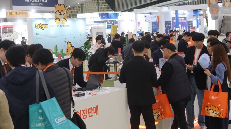 [서울=뉴시스] 오스템임플란트는 지난 11일부터 13일까지 인천 송도컨벤시아에서 열린 'KDX 2025'에 주최측 추산 1만여명이 방문하며 성공적으로 마쳤다고 16일 밝혔다. (사진=오스템임플란트 제공) 2025.04.16. photo@newsis.com *재판매 및 DB 금지
