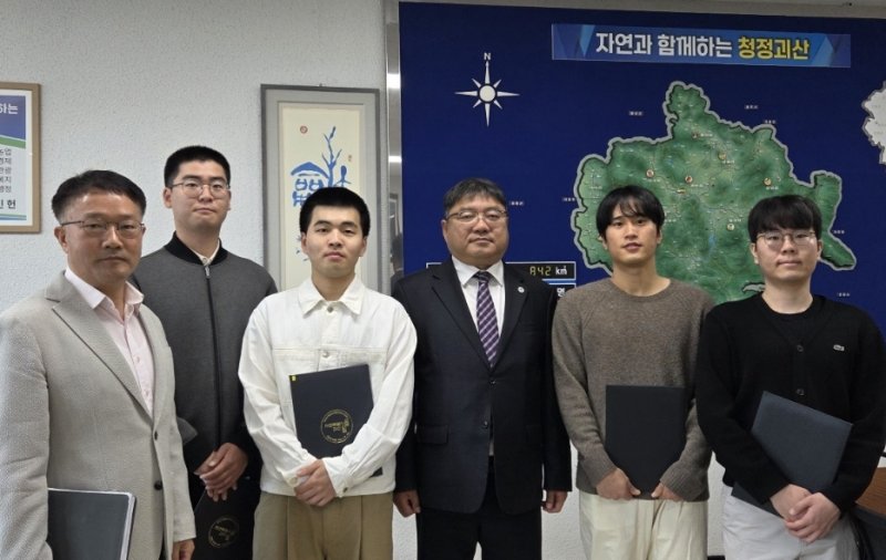 [괴산=뉴시스] 충북 괴산군에 새로 배치된 공중보건의사들. (사진=괴산군 제공) 2025.4.16. photo@newsis.com *재판매 및 DB 금지