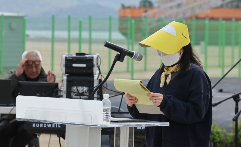 4·16세월호참사 11주기인 16일 전남 목포신항 세월호 선체 앞에서 기억식이 엄수되고 있다. 2025.4.16/뉴스1 ⓒ News1 이수민 기자