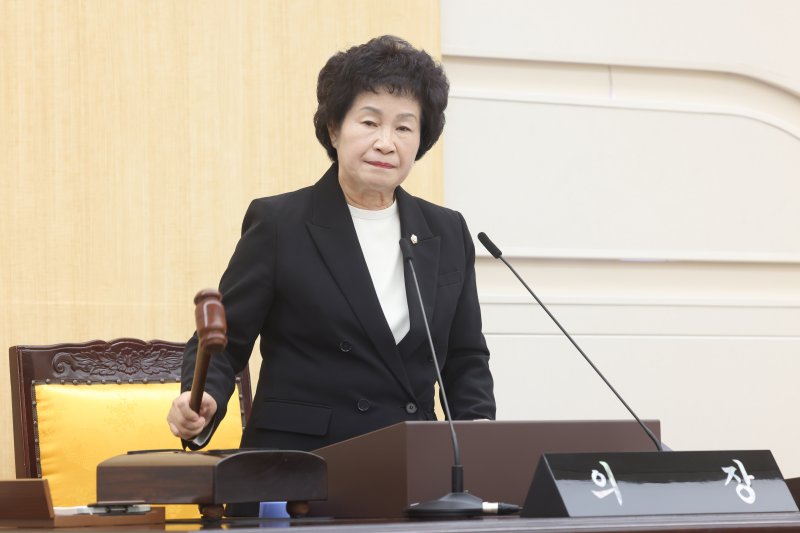 [대전=뉴시스] 조명휘 기자 = 오관영 대전 동구의회 의장이 16일 제285회 임시회 제1차 본회의를 개회하고 있다. (사진= 동구청 제공) 2025.04.16. photo@newsis.com *재판매 및 DB 금지