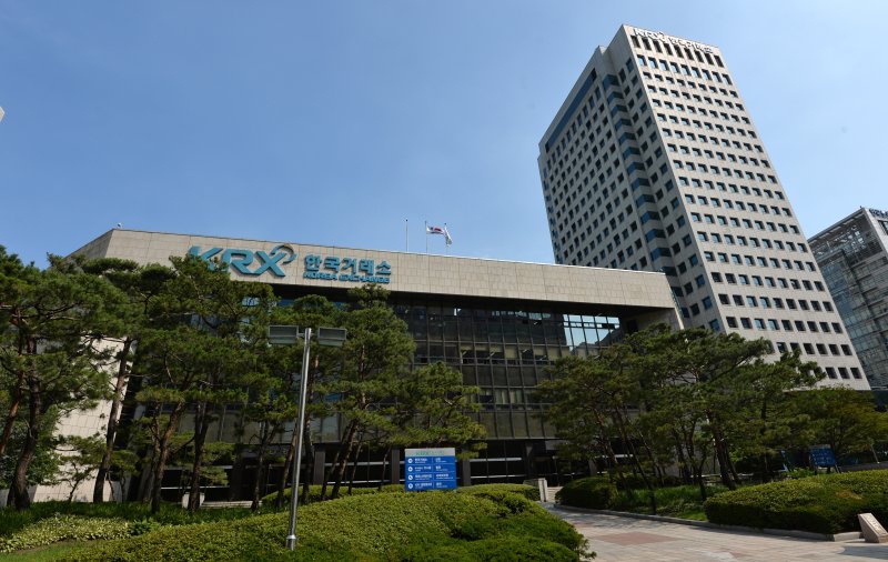서울 여의도 한국거래소 전경. 2015.7.2/뉴스1 ⓒ News1 박세연 기자