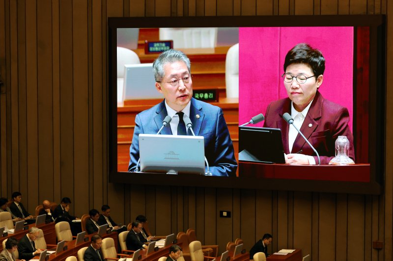 [서울=뉴시스] 고승민 기자 = 16일 서울 여의도 국회에서 열린 제424회 국회(임시회) 제4차 본회의 교육·사회·문화에 관한 질문에서 김민석 고용노동부 차관이 임이자 국민의힘 의원 질의에 답하고 있다. 2025.04.16. kkssmm99@newsis.com