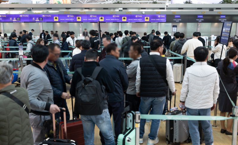 인천국제공항 출국장에서 여행객들이 탑승수속을 밟고 있다. /뉴스1 ⓒ News1 이승배 기자
