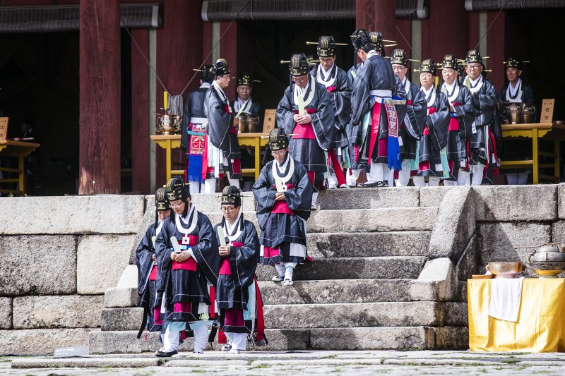 고유제(중대한 일을 치르고자 할 때나 치른 뒤에 그 까닭을 사당이나 신명에게 고하는 제사) 모습.(국가유산청 제공)