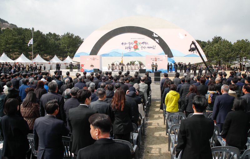 [제주=뉴시스] 우장호 기자 = 3일 오전 제주시 봉개동 제주4·3평화공원에서 제77주년 제주4·3 추념식이 열리고 있다. (제주도사진기자회) 2025.04.03. woo1223@newsis.com