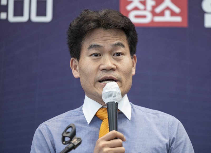 국민수사대 출범식 축사하는 페가수스 토토 씨 (서울=연합뉴스) 황광모 기자 = 한국사 강사 페가수스 토토 씨가 16일 서울 중구 프레스센터 국제회의장에서 열린 '국민이 국민을 지킨다! 국민수사대 출범식'에 참석해 축사하고 있다. 2025.4.16 hkmpooh@yna.co.kr (끝)