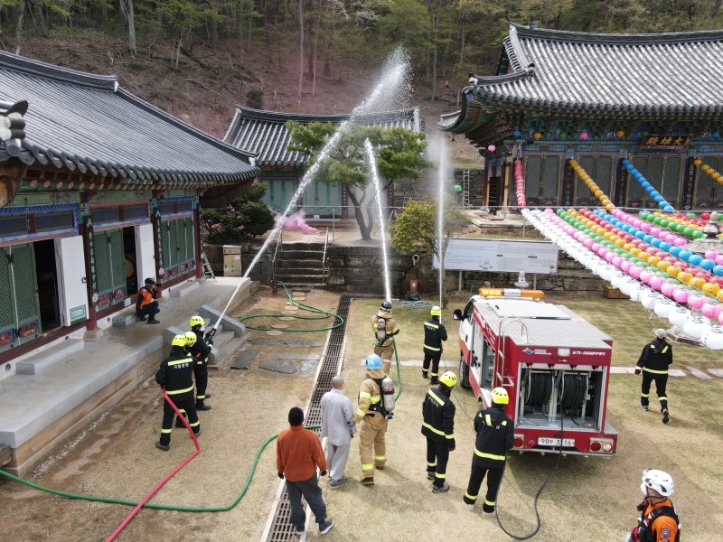 [광주=뉴시스] 광주 북부소방서와 국립공원관리공단 등 관계자들이 16일 광주 북구 금곡동 원효사에서 합동소방훈련을 실시하고 있다. (사진 = 광주 북부소방서 제공) 2025.04.16. photo@newsis.com *재판매 및 DB 금지