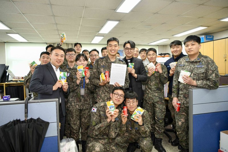 [광주=뉴시스] 공군 제1전투비행단 '군종실에서 대신 전해드립니다' 프로그램에 참여한 장병들이 기념사진을 찍고 있다. (사진 = 제1전투비행단 제공) 2025.04.16. photo@newsis.com *재판매 및 DB 금지