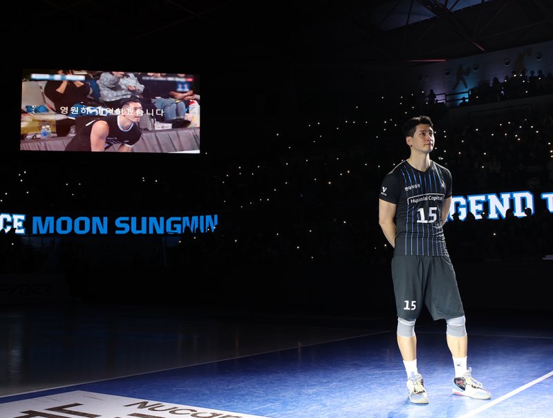 [서울=뉴시스] 지난달 20일 충남 천안 유관순체육관에서 열린 현대캐피탈 문성민 은퇴식에서 문성민이 영상을 보고 있다. (사진=현대캐피탈 제공) 2025.03.21. photo@newsis.com *재판매 및 DB 금지