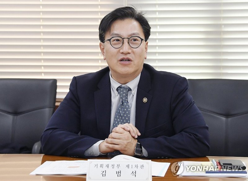 김범석 차관, 2025년 4월 일자리 전담반 회의 주재 (출처=연합뉴스)