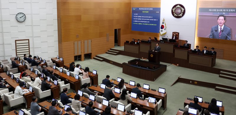 [서울=뉴시스] 추상철 기자 = 오세훈 서울시장이 3일 오후 서울 종로구 서울시의회에서 열린 제329회 시의회 임시회 1차 본회의에서 발언하고 있다. 2025.04.03. scchoo@newsis.com
