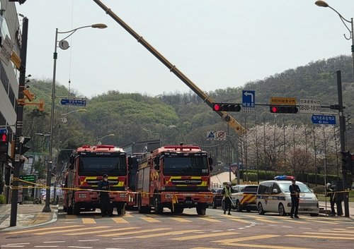 16일 붕괴사고 현장 인근에 설치된 출입 통제선 (출처=연합뉴스)