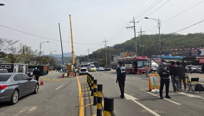 양지사거리 부근에서 경찰이 시민 출입을 통제하는 모습 (출처=연합뉴스)