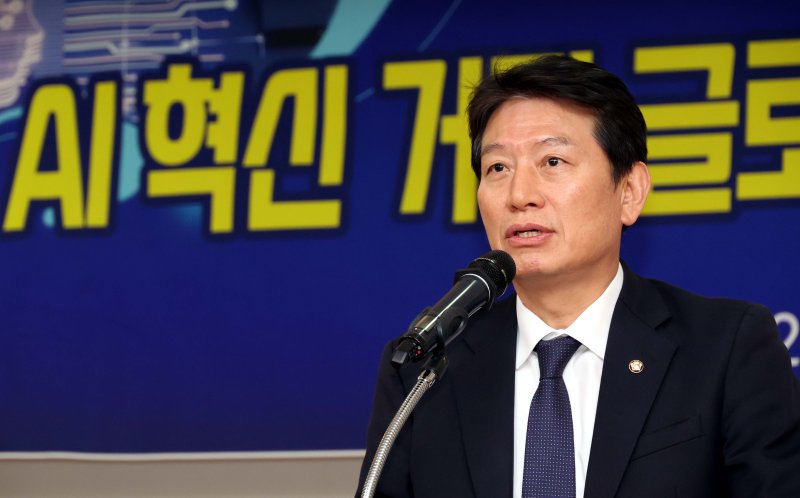 [서울=뉴시스] 조성봉 기자 = 조인철 더불어민주당 의원이 20일 오후 서울 여의도 국회 의원회관 세미나실에서 열린 AI 혁신 거점 글로벌 경쟁력 확보를 위한 정책토론회에서 인사말을 하고 있다.2025.02.20. suncho21@newsis.com