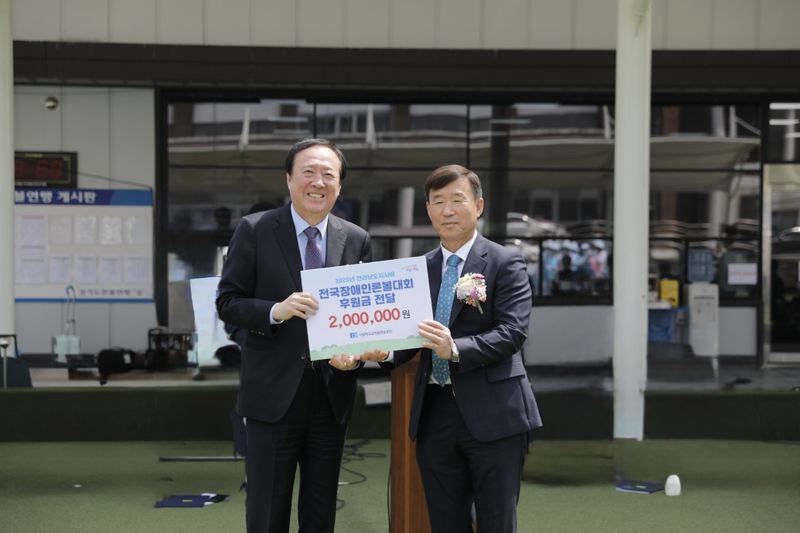 16일 전라남도 나주시 소재 장애인 종합복지관에서 열린 ‘전라남도지사배 전국 장애인 론볼대회’에서 사립학교교직원연금공단(사학연금) 한민규 상임감사(왼쪽)가 전라남도장애인론볼연맹 공승근 회장에게 후원금을 전달하고 있다. 사학연금 제공