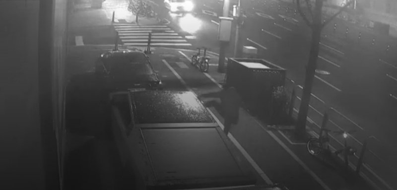 15일 오전 2시께 한 남성이 서울 강남구 논현동의 한 병원 소유 테슬라 사이버트럭을 발로 차 사이드미러를 파손한 모습이 담긴 CCTV 영상 캡쳐(사진=미니쉬치과병원 제공) *재판매 및 DB 금지