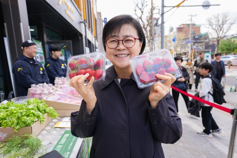 [서울=뉴시스] 이순희 강북구청장이 강북 스마트팜에서 생산된 딸기를 들고 기념사진을 찍고 있다. 2025.04.16. (사진=강북구 제공) *재판매 및 DB 금지