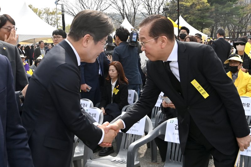 이재명 더불어민주당 전 대표(왼쪽)와 권영세 국민의힘 비상대책위원장이 16일 오후 안산시 단원구 화랑유원지에서 열린 '세월호참사 11주기 기억식'에서 만나 인사를 나누고 있다. ((공동취재) 2025.4.16/뉴스1 ⓒ News1 김영운 기자