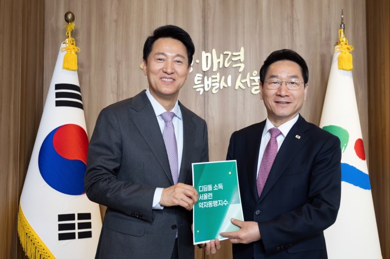 유정복 인천시장이 16일 오세훈 서울시장을 만나 사진을 촬영하고 있다. (유정복 캠프 제공) / 뉴스1