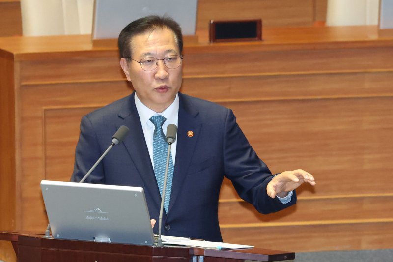 박성재 법무부장관이 16일 오후 서울 여의도 국회에서 열린 본회의 교육·사회·문화에 관한 질문에서 백혜련 더불어민주당 의원의 질의에 답하고 있다. 2025.4.16/뉴스1 ⓒ News1 이광호 기자