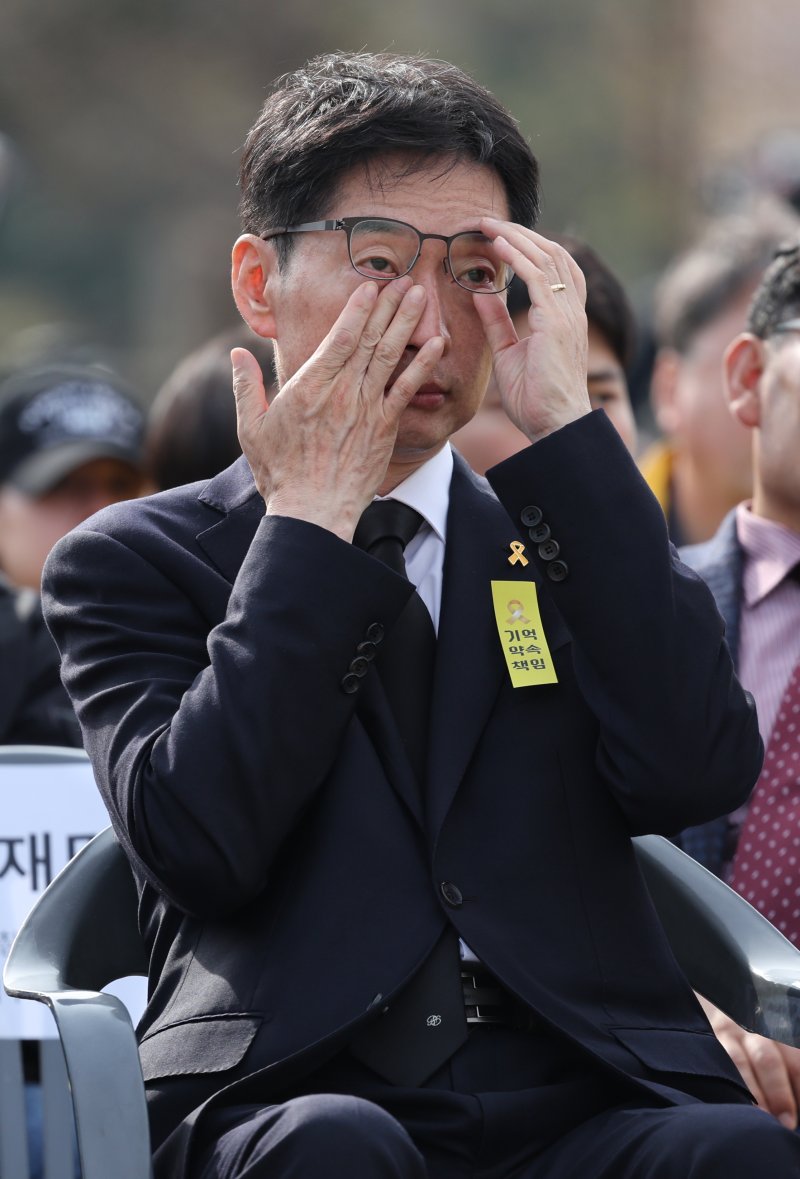 김경수 전 경남지사가 6일 안산시 단원구 화랑유원지에서 열린 세월호 참사 11주기 기억식에서 눈물을 흘리고 있다. (공동취재) 2025.4.16/뉴스1 ⓒ News1 김영운 기자