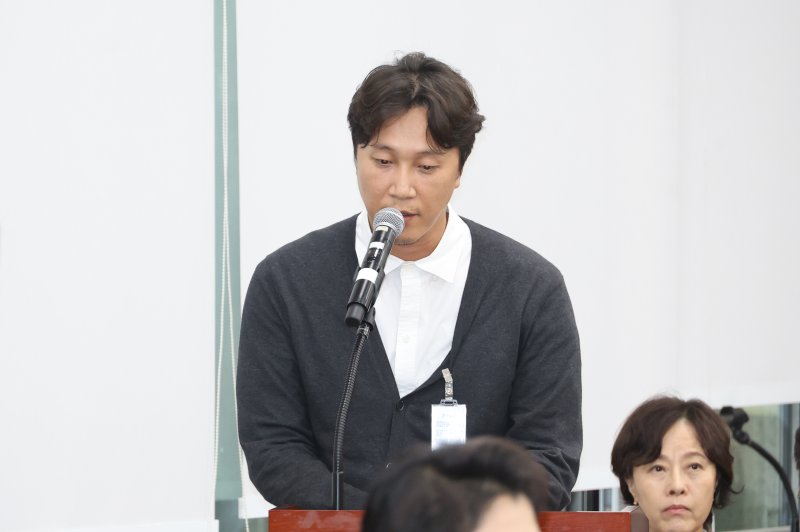 정신건강전문의 양재웅씨가 지난해 10월 서울 여의도 국회에서 열린 보건복지위원회의 보건복지부 등 종합 국정감사에 증인으로 출석해 환자 사망 사건 관련, 서미화 더불어민주당 의원의 질의에 답하고 있다. /사진=뉴시스