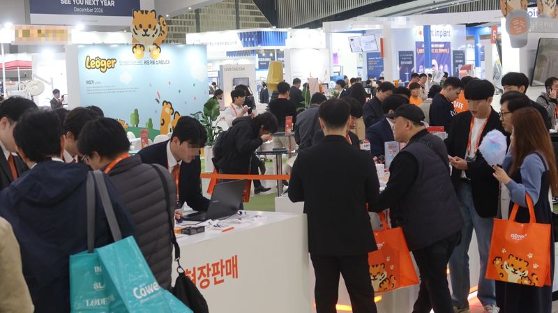 인천 송도 컨벤시아에서 열린 국제치과의료기기전시회(KDX 2025)에 설치된 오스템임플란트 부스. 오스템임플란트 제공