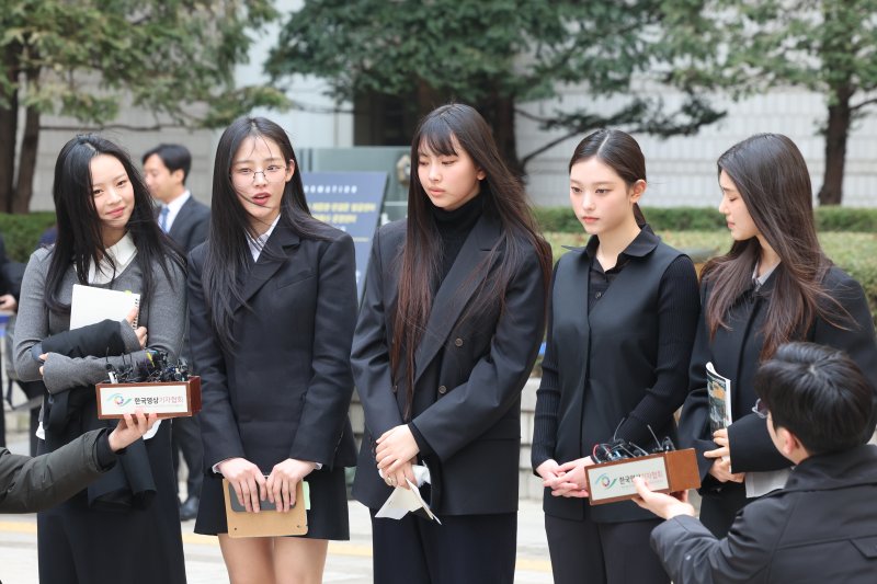 그룹 뉴진스(왼쪽부터 하니, 민지, 혜인, 해린, 다니엘)가 7일 서울 서초구 서울중앙지방법원에서 어도어 측이 멤버들을 상대로 제기한 ‘기획사 지위보전 및 광고계약 체결 등 금지’ 가처분 첫 심문기일을 마친 후 취재진 질문에 답하고 있다. 2025.3.7/뉴스1 ⓒ News1 황기선 기자
