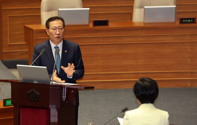 [서울=뉴시스] 조성우 기자 = 박성재 법무부 장관이 16일 오후 서울 여의도 국회에서 열린 제424회 국회(임시회) 제4차 본회의 교육·사회·문화에 관한 대정부질문에서 백혜련 더불어민주당 의원 질의에 답변하고 있다. 2025.04.16. xconfind@newsis.com