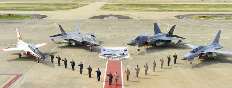 UAE 공군 전투사령관 KF-21 탑승 비행, 중동시장 확대 노린다