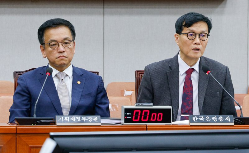 이창용 한국은행 총재가 16일 오후 서울 여의도 국회 법제사법위원회에서 열린 최상목 경제부총리 겸 기획재정부 장관 탄핵소추사건 조사 청문회에 출석해 의원 질의에 답하고 있다. 왼쪽은 최 부총리. 2025.4.16/뉴스1 ⓒ News1 안은나 기자