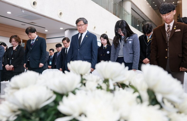 세월호 참사 제11주기 희생자 추념식이 16일 오후, 전북특별자치도교육청 현관에서 개최됐다.(전북교육청 제공, 재판매 및 DB 금지)/뉴스1