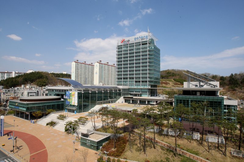 [포항=뉴시스] 송종욱 기자 = 포항시가 풍력발전 사업의 이익을 시민과 나누기 위해 16일 '풍력발전 개발 이익 공유 조례안 입법' 예고에 들어가 주민 간 심한 갈등이 우려되고 있다. 사진은 포항시청 전경. (사진=포항시 제공) 2025.04.16. photo@newsis.com