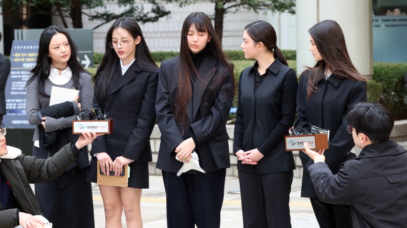 그룹 뉴진스(왼쪽부터 하니, 민지, 혜인, 해린, 다니엘)가 7일 서울 서초구 서울중앙지방법원에서 어도어 측이 멤버들을 상대로 제기한 ‘기획사 지위보전 및 광고계약 체결 등 금지’ 가처분 첫 심문기일을 마친 후 취재진 질문에 답하고 있다. 2025.3.7/뉴스1 ⓒ News1 황기선 기자