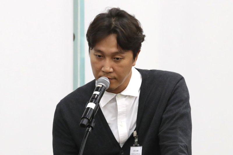 방송인 겸 정신건강의학과 전문의 양재웅 씨가 23일 오후 서울 여의도 국회에서 열린 보건복지위원회의 복지부 등에 대한 종합 국정감사에 증인으로 출석해 자신의 병원에서 발생한 환자 사망 사고와 관련한 의원 질의에 답하고 있다. 2024.10.23/뉴스1 ⓒ News1 이광호 기자