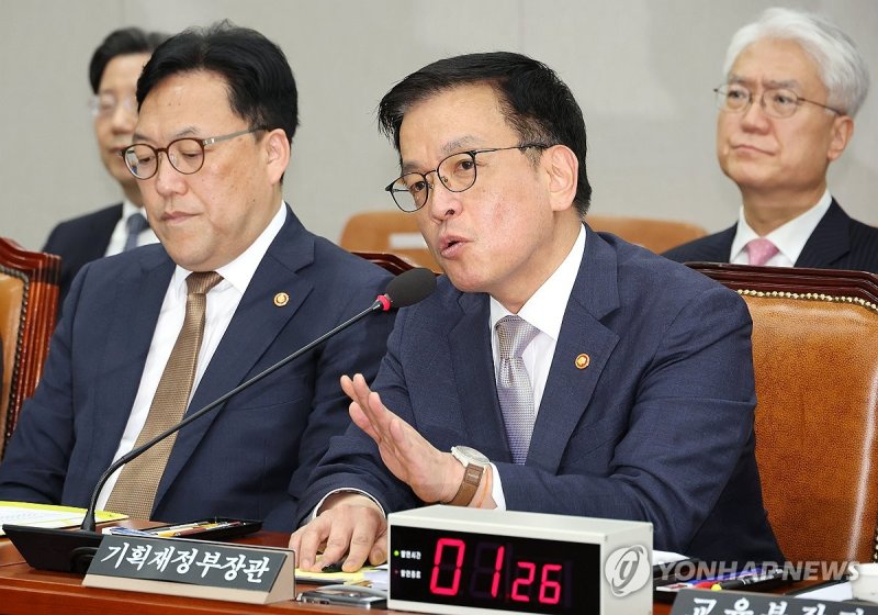 의원 질의에 답변하는 최상목 부총리 (출처=연합뉴스)