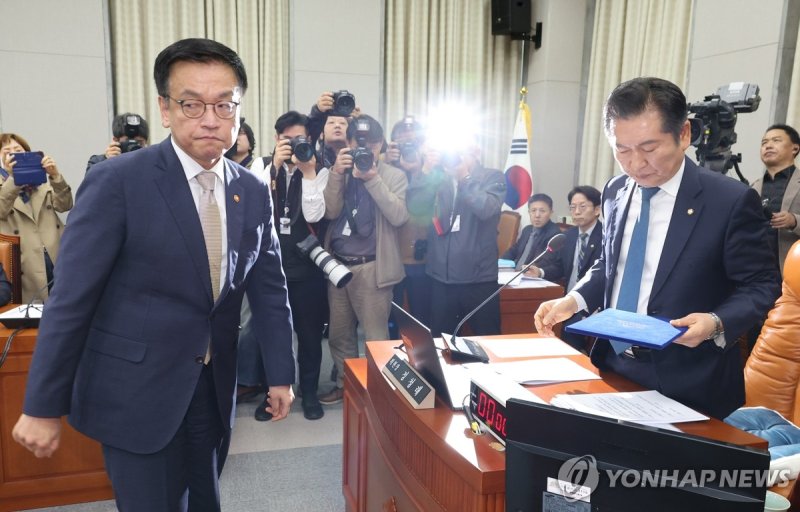 선서문 제출한 최상목 부총리 (출처=연합뉴스)