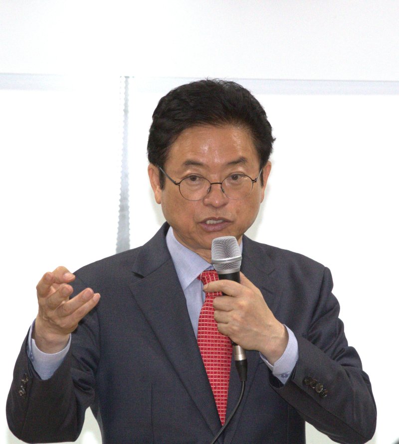 대통령 선거에 나선 이철우 경북도지사가 16일 국민의힘 광주광역시당을 방문해 지역별 현안을 논의하고 발표했다.2025.4.16/뉴스1 신성훈 기자 ⓒ News1 신성훈 기자
